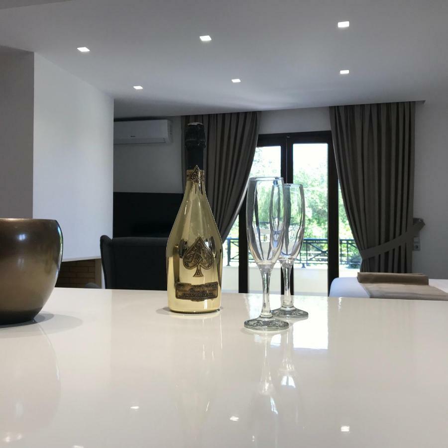 The Little Prince Luxury Suites Ипсос Екстериор снимка